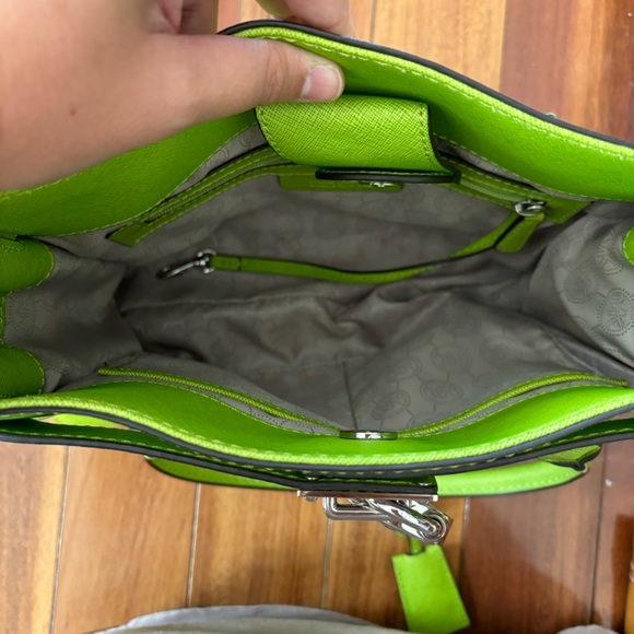 michael kors green leather bag w/ lock & key - Picture 6 of 10